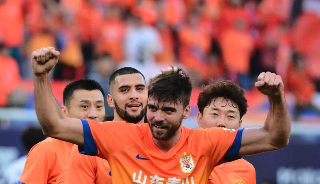 关于阿贾克斯赛前列队欢迎泰山，尊重对手尽显风度！的信息